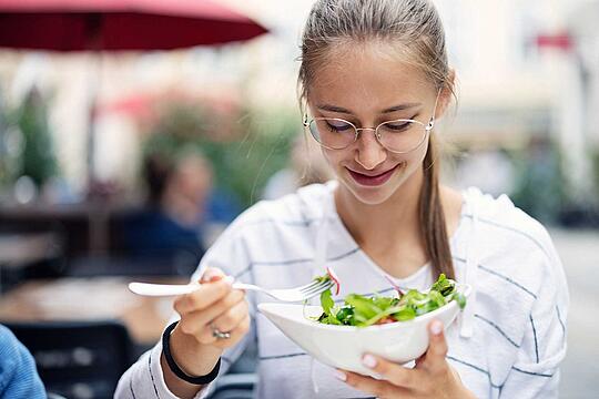 Vegan als Teenager – so können Eltern ihre Kinder unterstützen