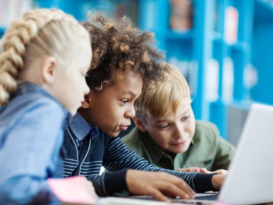 Medienkompetenz - Gruppe Grundschulkinder arbeitet am Laptop