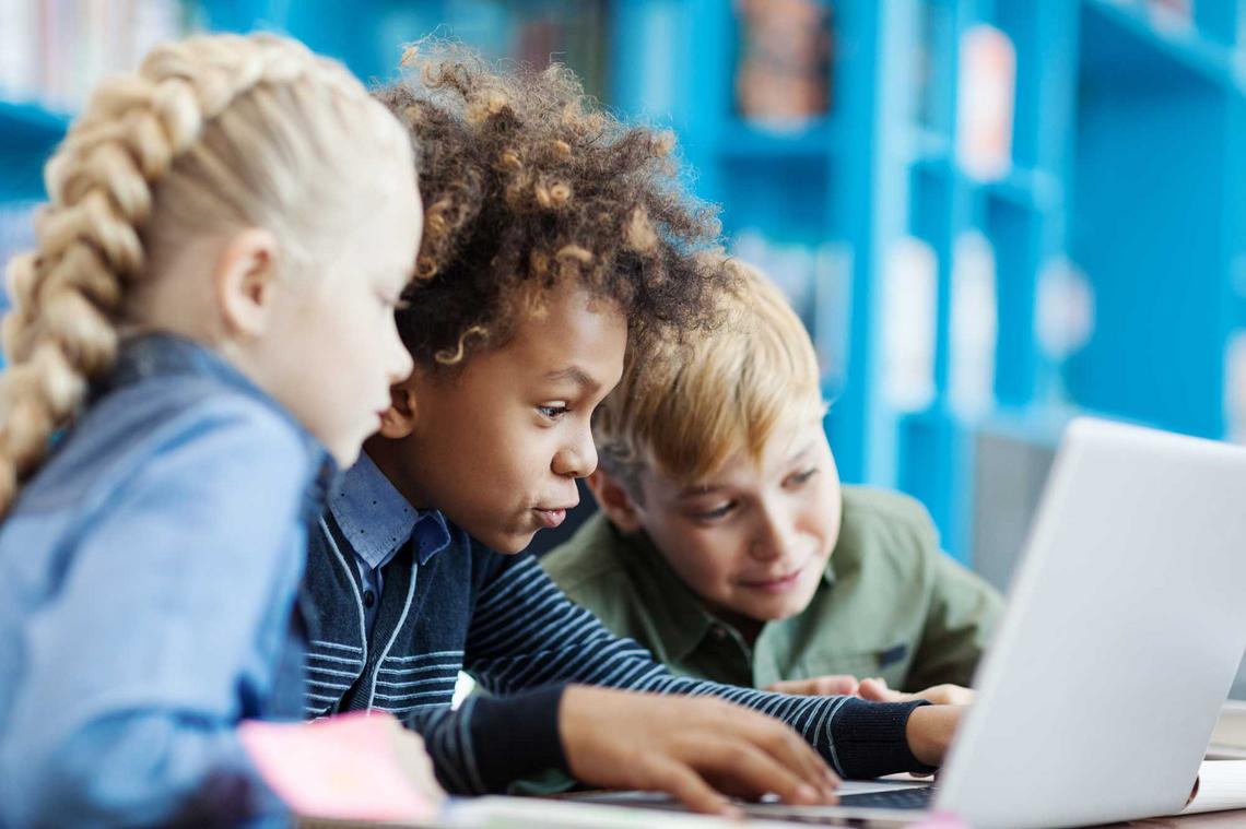Medienkompetenz - Gruppe Grundschulkinder arbeitet am Laptop
