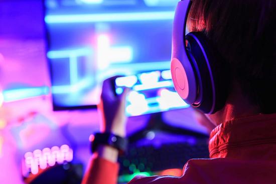 Jugendlicher spielt ein Online-Spiel auf dem Smartphone