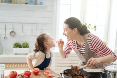 Mutter und Tochter kochen gemeinsam