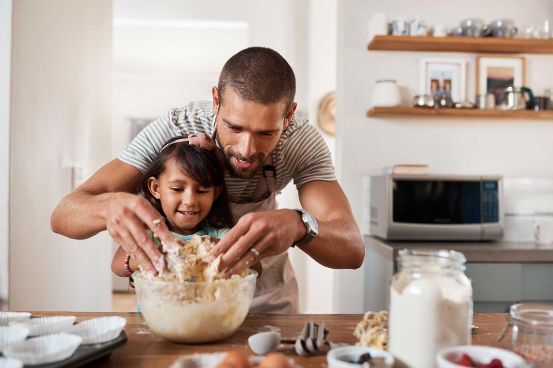 Vater und Tochter backen gemeinsam