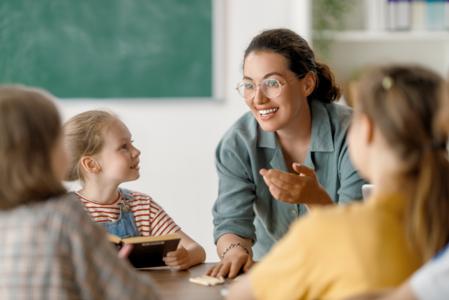 Kinder hören gespnnat zu