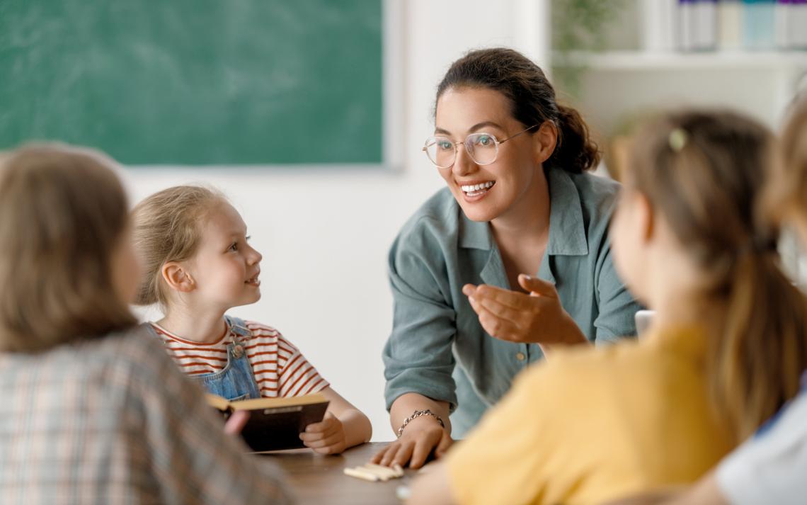 Kinder hören gespnnat zu